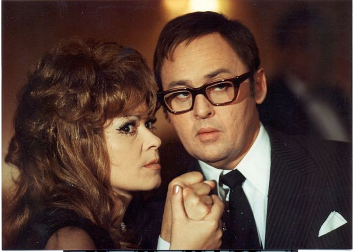 Film Čtyři vraždy stačí, drahoušku, je proslulý svými hláškami, které dodnes milovníci nejenom této krimikomedie rádi citují.