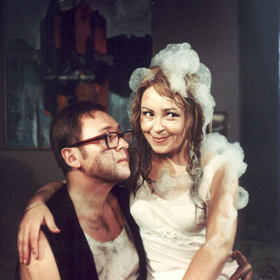 Kdo by neznal legendární komedii s detektivní zápletkou - Čtyři vraždy stačí, drahoušku. Výraznou roli zde získal i herec Lubomír Lipský. 