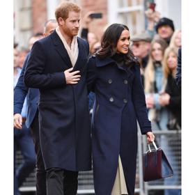 Jak je vidět, Meghan se vyzná i v módních doplňcích. Při první veřejné procházce s princem Harrym držela v ruce kabelku od Strathberry. 