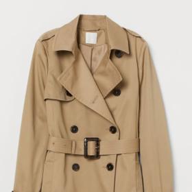 K udržitelné módě se začínají hlásit také velké módní řetězce. Tento kabátek je vyrobený z polyesteru, který je recyklovaný.