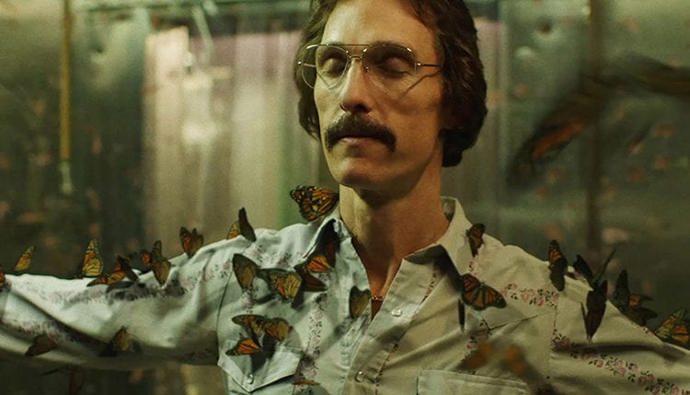 Americký jezdec rodea Ron Woodroof, který nesnáší homosexuály, zjistí, že má AIDS. V 80. letech je však tato choroba považována právě za nemoc této komunity. Ron tak naprosto odmítá přijmout, že by se ho tato diagnóza mohla týkat.