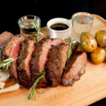 V kubánské restauraci La Bodeguita Del Medio si pochutnáte na dokonale připraveném šťavnatém mase a užijete si stylovou atmosféru.