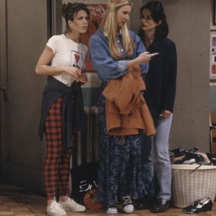 Legíny - dříve výsada pánů, dneska je nosí téměř jenom dámy. Ve 14. století je muži oblékali na lov. Až o pět století později se staly součástí dámského šatníku a to jako spodní kalhoty pod šaty.