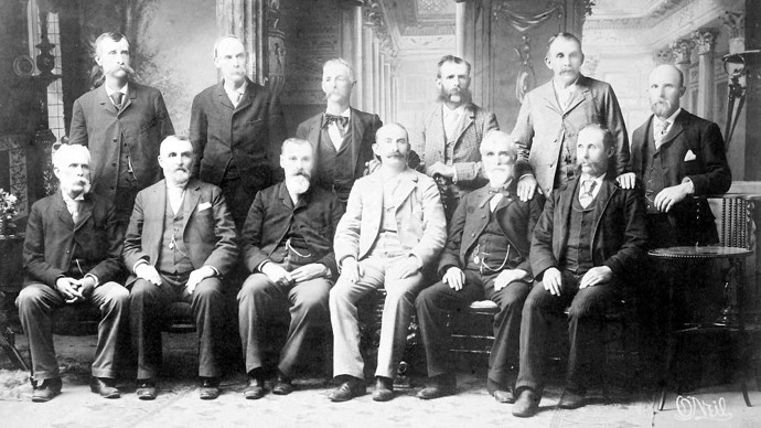 Porota ctihodných mužů, která soudila Lizzie Bordenovou, neuvěřila, že je zbožná dáma pachatelkou. Lizzie od soudu odešla volná.