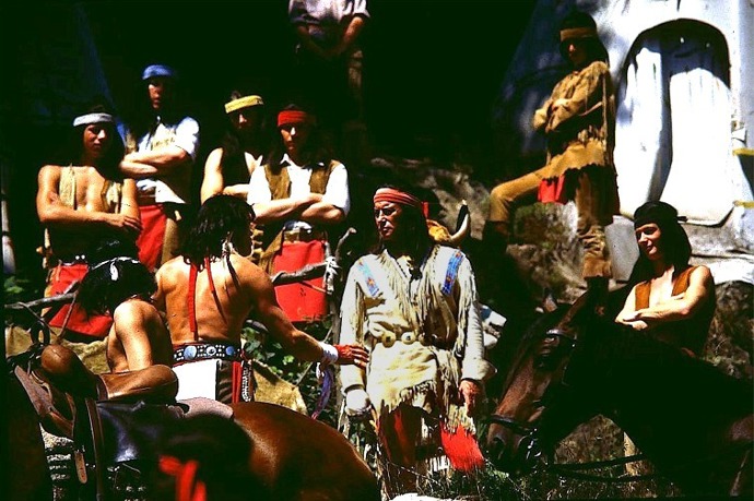 Vždy na premiérách filmů, které byly v šedesátých letech minulého století hitem, jej vítaly davy fanoušků a fanynek a smrt jím ztvárňovaného filmového hrdiny způsobila u mnohých zklamání.