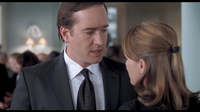 V pracovně dojde k zápasu, liliput se udeří při pádu hlavou o stůl a nejeví známky života. Robert navrhuje umístit ho do rakve k otci. Zatímco se celá sešlost shromáždí na trávníku, kde pozoruje nahého Simona na střeše, oba bratři za pomoci Howarda umístí tělo do rakve. Pohřeb pokračuje a Daniel opět mluví nad rakví. Z ní se ale náhle ozve bušení a vyleze z ní liliput.