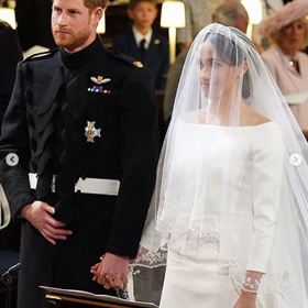 Nevěsta svěřila tvorbu svých šatů do rukou módního domu Givenchy a později si na svatbu oblékla dlouhé, jednoduše střižené šaty z bílého hedvábí.