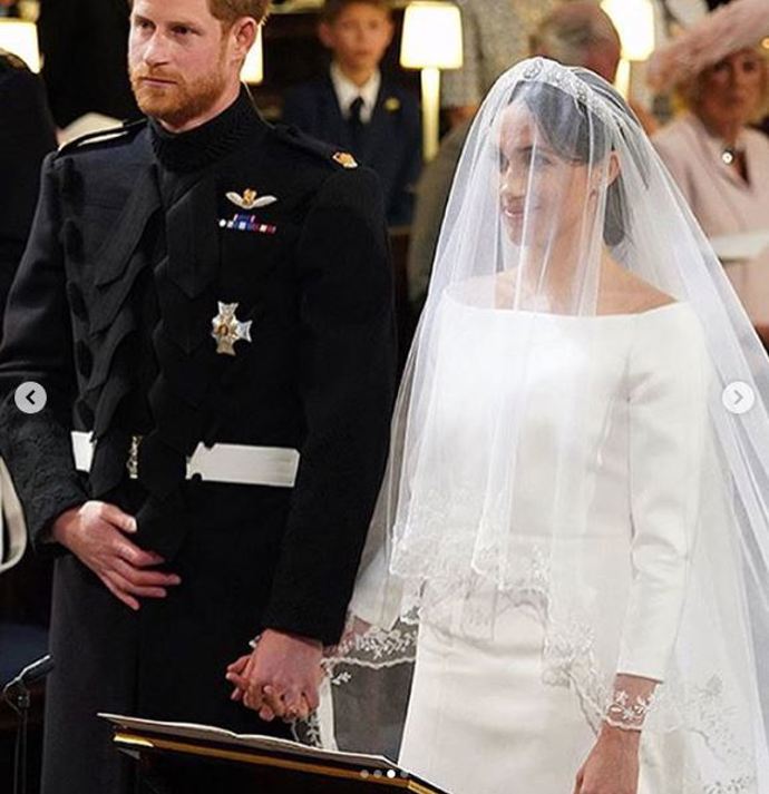 Nevěsta svěřila tvorbu svých šatů do rukou módního domu Givenchy a později si na svatbu oblékla dlouhé, jednoduše střižené šaty z bílého hedvábí.