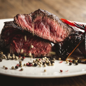 Milovníci steaků nesmí při cestě do Plzně vynechat návštěvu nedaleké vesničky Soběsuky, kde se nachází ráj v podobě dokonalého jídla s názvem Angusfarm. 