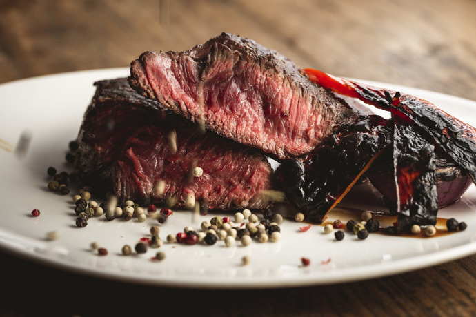 Milovníci steaků nesmí při cestě do Plzně vynechat návštěvu nedaleké vesničky Soběsuky, kde se nachází ráj v podobě dokonalého jídla s názvem Angusfarm. 