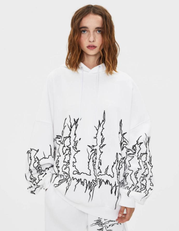 Oversize mikina. Styl, kterým zpěvačka již nepřekvapí. Navíc se tenhle šikovný kousek šatníku dá pořídit i v e-shopech. 