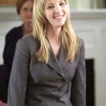 Volá proto svému psychiatrovi, doktoru Benu Sobelovi, ten se s ním však odmítne bavit. Vzápětí Sobel najde doma dvojici agentů FBI, kteří se ho na Paulův telefonát vyptávají. 