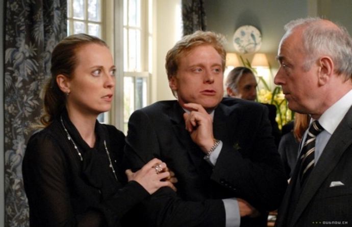 Na pohřbu se objeví též liliput, kterého ale nikdo nezná. Když začne Daniel hovořit nad rakví, Simon dostane halucinace, převrhne rakev a vyklopí tělo pod nohy vdovy. Poté uteče na toaletu, kde se svlékne a nahý běhá po střeše domu.