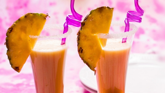 Nealkoholické ananasové Mojito

Suroviny:

1 celý ananas

třtinový cukr dle chuti

1 svazek čerstvé máty

1 l sprite

led

Postup:

Rozdrťte led na menší kousky.

Oloupejte ananas a nakrájejte ho na malé kostičky.

Do sklenic rozdělte třtinový cukr.

Přidejte celé lístky máty a rozdrťte je, aby se uvolnily chutě.

Zasypte ledovou tříští, kousky ananasu a zalijte spritem.

Promíchejte a ozdobte mátou.