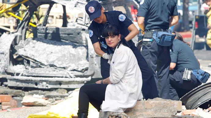 Do konce čtvrté série visela na tabuli nejhledanějších zločinců i fotka samotného tvůrce seriálu Dona Paula Bellisaria.