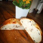 Vánočkový mazanec
Suroviny na těsto:
120 ml vlažné vody
125 g másla (změklé nebo rozehřáté)
100 g cukru
lžičku soli
530 g hladké mouky
15 g rozšlehaného vejce (opravdu přesně, už o 5 g více udělá těsto tužší)
rozinky, sušené meruňky, švestky – to už záleží na vaší chuti
Suroviny na kvásek:
150 ml vlažné vody
80 g medu z rodinné farmy Pleva
38 g droždí
190 g hladké mouky
Postup pro tvorbu kvásku:
Míchejte droždí s medem, až z toho vznikne tekutina, a přidejte vlažnou vodu a mouku a zadělejte řidší těsto, které nechte pod utěrkou kynout 45 minut.
Postup pro výrobu mazance:
Všechny suroviny ze seznamu zadělejte v těsto, přikryjte utěrkou a nechte na teplém místě kynout 1 a ½ hodiny. Vyndejte z mísy, rozdělte na dva díly a vypracujte těsto do tvaru mazance. Položte na plech vyložený pečicím papírem, potřete vejcem a můžete rovnou i posypat plátky mandlí. Pečte na 180 °C po dobu 30 až 40 minut. Respektujte zkušenosti s vlastní troubou. Recept je sice časově náročnější, ale stojí za to!