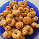 Tradiční jidáše
Suroviny:
125 g medu z rodinné farmy Pleva
500 g polohrubé mouky
0,1 – 0,2 litru mléka
2 žloutky a 1 celé vejce
80 g rozehřátého másla
kůra z citronu
5 g soli
Kvásek:
1 kávová lžička medu
0,1 litru vlažného mléka
30 g polohrubé mouky
30 g droždí
Postup:
Nejprve si připravte kvásek, a to tak, že ve vlažném mléce rozpustíte med a droždí a poté vmícháte mouku, přikryjete utěrkou a necháte na teplém místě vzejít asi 15 – 20 minut.
Mezitím si navažte mouku, přidejte do ní citronovou kůru a sůl, vše zamíchejte a udělejte důlek. Ve vlažném mléce rozpusťte med, rozmíchejte žloutky a vejce a vše vlijte do připraveného důlku. Přidejte máslo a kvásek a vypracujte těsto, které necháte pod utěrkou kynout asi 1 hodinu.
Po vykynutí těsto rozkrájejte na pruhy a stáčejte do různých tvarů preclíků, brýlí, esíček, holubiček, srdíček, uzlů atd. Hotové tvary potřete vejcem a pečte ve vyhřáté troubě na 180 °C cca 10 – 15 minut. Jidáše podávejte polité medem.