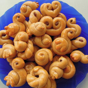 Tradiční jidáše

Suroviny:

125 g medu z rodinné farmy Pleva
500 g polohrubé mouky
0,1 – 0,2 litru mléka
2 žloutky a 1 celé vejce
80 g rozehřátého másla
kůra z citronu
5 g soli
Kvásek:
1 kávová lžička medu
0,1 litru vlažného mléka
30 g polohrubé mouky
30 g droždí

Postup:

Nejprve si připravte kvásek, a to tak, že ve vlažném mléce rozpustíte med a droždí a poté vmícháte mouku, přikryjete utěrkou a necháte na teplém místě vzejít asi 15 – 20 minut.

Mezitím si navažte mouku, přidejte do ní citronovou kůru a sůl, vše zamíchejte a udělejte důlek. Ve vlažném mléce rozpusťte med, rozmíchejte žloutky a vejce a vše vlijte do připraveného důlku. Přidejte máslo a kvásek a vypracujte těsto, které necháte pod utěrkou kynout asi 1 hodinu.

Po vykynutí těsto rozkrájejte na pruhy a stáčejte do různých tvarů preclíků, brýlí, esíček, holubiček, srdíček, uzlů atd. Hotové tvary potřete vejcem a pečte ve vyhřáté troubě na 180 °C cca 10 – 15 minut. Jidáše podávejte polité medem.