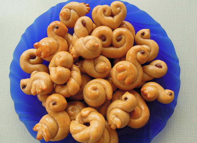 Tradiční jidáše

Suroviny:

125 g medu z rodinné farmy Pleva
500 g polohrubé mouky
0,1 – 0,2 litru mléka
2 žloutky a 1 celé vejce
80 g rozehřátého másla
kůra z citronu
5 g soli
Kvásek:
1 kávová lžička medu
0,1 litru vlažného mléka
30 g polohrubé mouky
30 g droždí

Postup:

Nejprve si připravte kvásek, a to tak, že ve vlažném mléce rozpustíte med a droždí a poté vmícháte mouku, přikryjete utěrkou a necháte na teplém místě vzejít asi 15 – 20 minut.

Mezitím si navažte mouku, přidejte do ní citronovou kůru a sůl, vše zamíchejte a udělejte důlek. Ve vlažném mléce rozpusťte med, rozmíchejte žloutky a vejce a vše vlijte do připraveného důlku. Přidejte máslo a kvásek a vypracujte těsto, které necháte pod utěrkou kynout asi 1 hodinu.

Po vykynutí těsto rozkrájejte na pruhy a stáčejte do různých tvarů preclíků, brýlí, esíček, holubiček, srdíček, uzlů atd. Hotové tvary potřete vejcem a pečte ve vyhřáté troubě na 180 °C cca 10 – 15 minut. Jidáše podávejte polité medem.