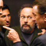 Mafiánského bose Paula Vittiho, který má být za měsíc podmínečně propuštěn, se ve vězení pokusí někdo zabít. 