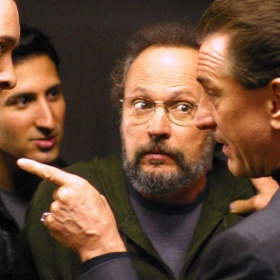 Mafiánského bose Paula Vittiho, který má být za měsíc podmínečně propuštěn, se ve vězení pokusí někdo zabít.