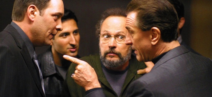 Mafiánského bose Paula Vittiho, který má být za měsíc podmínečně propuštěn, se ve vězení pokusí někdo zabít. 