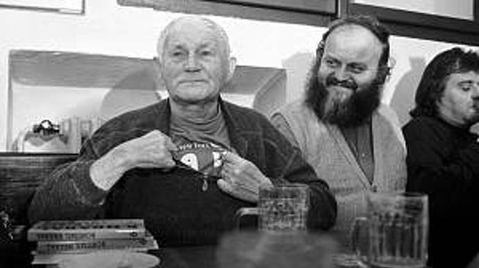 Bohumil Hrabal, rozený Bohumil František Kilian, byl český prozaik, jeden z nejvýznamnějších a nejosobitějších spisovatelů druhé poloviny 20. století. 