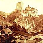 Jakou funkci měl Karlštejn původně plnit, není jasné. Byť se obecně traduje, že byl určen coby úložiště královských a císařských korunovačních klenotů.