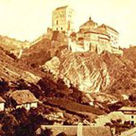 Jakou funkci měl Karlštejn původně plnit, není jasné. Byť se obecně traduje, že byl určen coby úložiště královských a císařských korunovačních klenotů.