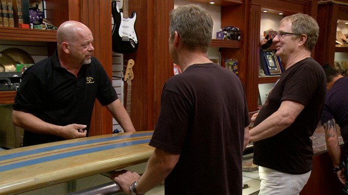 Před smrtí ale ještě dostál své pověsti rázného a nabručeného chlapíka, když vydědil svého nejmladšího syna a vše odkázal Rickovi (vlevo). Ten je nyní hlavním šéfem podniku.