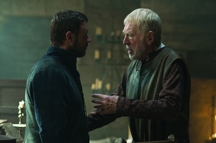 Tvůrci filmu přemýšleli, že by z Hooda udělali záporáka a z šerifa naopak kladnou postavu. Na snímku z filmu jsou Russell Crowe a Max von Sydow.