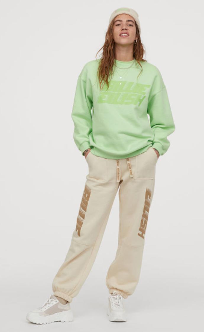 Objemné kalhoty či mikina inspirovány zpěvačkou Billie Eilish. 
