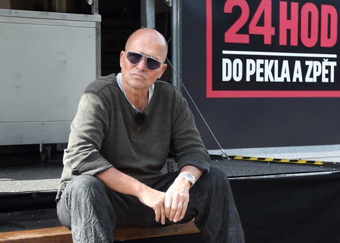 O rok později zakládá druhou restauraci Divinis na Starém Městě za Týnským chrámem, ta je vedena v italském duchu. 