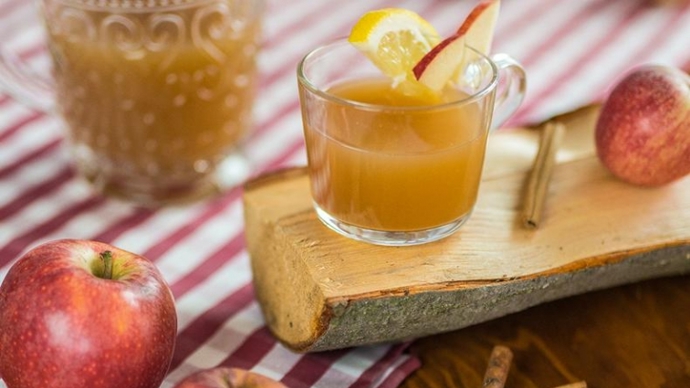 Svařený jablečný mošt

800 ml jablečného moštu

1 celá skořice

4 hřebíčky

2 cm čerstvého zázvoru

2 sáčky černého čaje

citron a jablko na podávání

Postup:

Mošt nalijte do hrnce a přidejte skořici a hřebíček.

Zázvor oloupejte a nakrájejte na tenké plátky. Přidejte ho do moštu.

Mošt přiveďte k varu a nechte 2 minuty vařit. Poté odstavte.

Do moštu ponořte sáčky čaje a nechte asi 3 minuty louhovat. Poté je vyjměte a mošt sceďte.

Svařený mošt rozdělte do 4 hrnků a podávejte s citronem a kouskem čerstvého jablka.