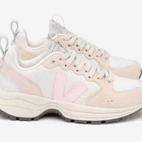 Tenisky z recyklovaného polyesteru, bavlny a se semišovými prvky budou jak pohodlné, tak trendy.