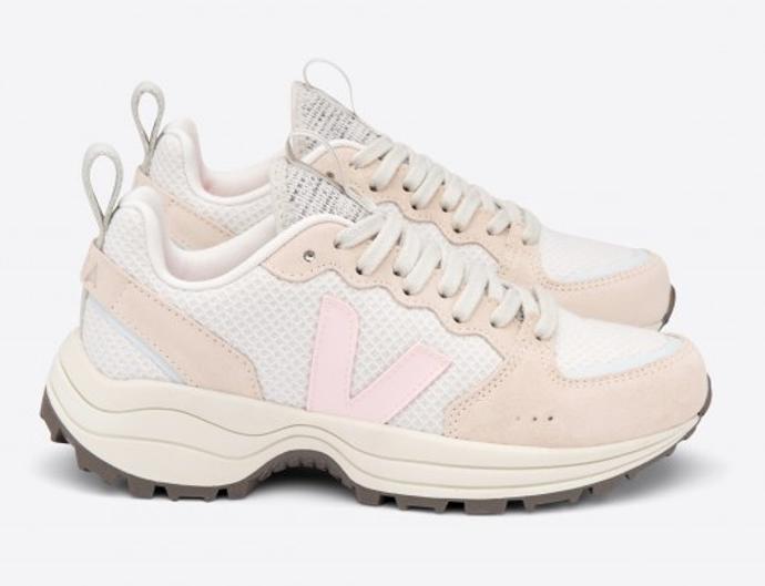 Tenisky z recyklovaného polyesteru, bavlny a se semišovými prvky budou jak pohodlné, tak trendy. 