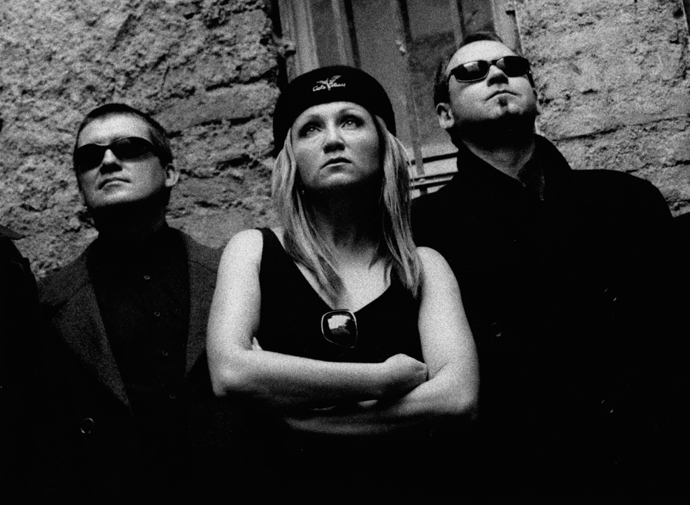 V roce 1996 přichystala Basiková pro posluchače překvapení v podobě temného a syrově rockového alba Lhát se musí, k němuž si napsala i většinu textů. Ale úspěchu předchozích alb nedosáhlo.