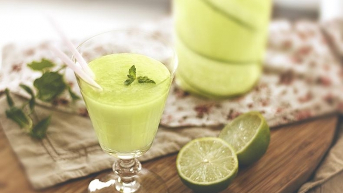 Okurková limonáda

Ingredience
2 salátové okurky

½ šálku vody

1 litr vody

4 lžíce třtinového cukru

1 limetka

Postup:

Okurky nejprve oloupeme a nakrájíme na tenká kolečka, pak je společně s ½ šálkem vody a šťávou z limetky rozmixujeme.

Do větší sklenice nebo misky přecedíme pyré přes sítko pomocí lžíce. Mícháme a mačkáme lžící, abychom co nejlépe oddělili tekutinu.

Okurkovou šťávu zalijeme vodou a vmícháme třtinový cukr. Dochutíme podle potřeby, dáme zchladit a za pár hodin podáváme s ledem.