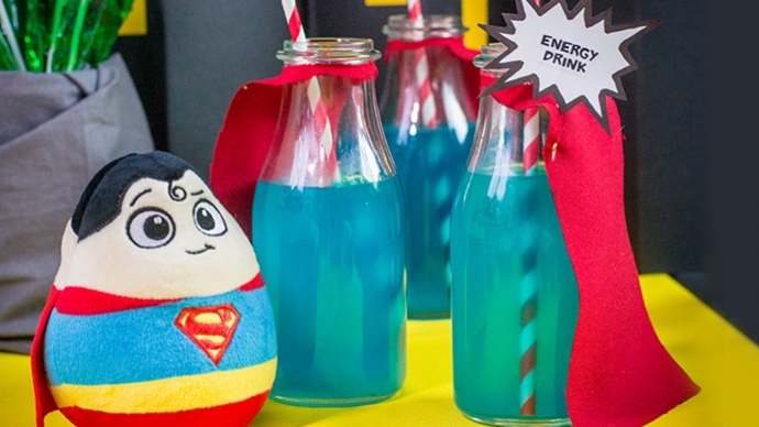 Energy drink Superman

500 ml kokosové vody

4 citrony

2 limetky

3/4 hrnku cukru

1 l vody

modré potravinářské barvivo

Postup:

Z citronů a limetek vymačkáme šťávu, scedíme přes sítko, nalijeme do džbánku a přidáme kokosovou vodu.

Smícháme cukr s jedním hrnkem vody a na nízké teplotě ohříváme, dokud se cukr nerozpustí.

Zbytek vody nalijeme do džbánku. Podle chuti přidáváme připravený sirup, dokud není limonáda dostatečně sladká.

Nakonec přidáme trochu potravinářského barviva, aby limonáda získala superbarvu.