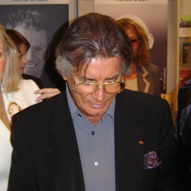 Režisér Harald Reinl mu tuto roli nabídl a nechtěl již o předchozích adeptech ani slyšet. Nejprve sice on sám, který o Vinnetouovi nikdy neslyšel, nesouhlasil, jeho agent ho ale přesvědčil, a tak se zrodila jeho proslulost.