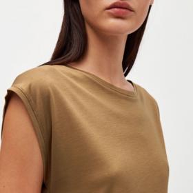 Tričko pro běžné nošení, které je vyrobené z biobavlny a konopí.