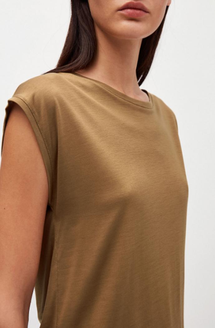 Tričko pro běžné nošení, které je vyrobené z biobavlny a konopí. 