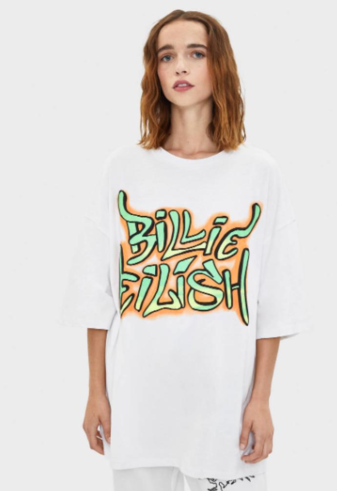 Tričko s potiskem na motivy zpěvačky. K dostání i u nás. 