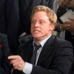 Daniel zařizuje otcův pohřeb v domě svých rodičů. Danielova žena navíc chce, aby zajistil půjčku v bance kvůli jejich novému bydlení. Do rodinného sídla se sjíždějí příbuzní. 