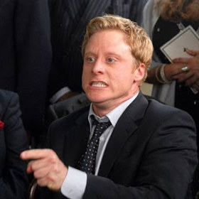 Daniel zařizuje otcův pohřeb v domě svých rodičů. Danielova žena navíc chce, aby zajistil půjčku v bance kvůli jejich novému bydlení. Do rodinného sídla se sjíždějí příbuzní. 