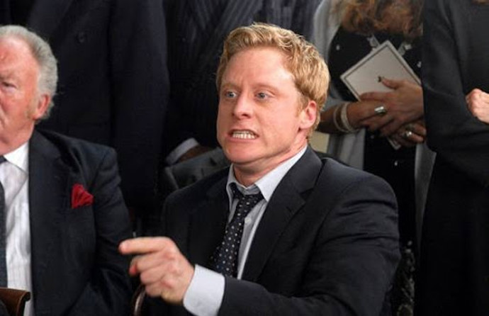 Daniel zařizuje otcův pohřeb v domě svých rodičů. Danielova žena navíc chce, aby zajistil půjčku v bance kvůli jejich novému bydlení. Do rodinného sídla se sjíždějí příbuzní. 