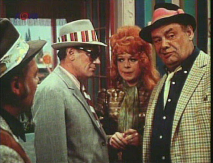 Nakonec se obě skupiny v boji o šek navzájem vyvraždí a detektiv Sheridan navrhne, aby v celé zemi (Bonzánie) byla policie zrušena. Pokud je tam George Camel, je policie úplně zbytečná...