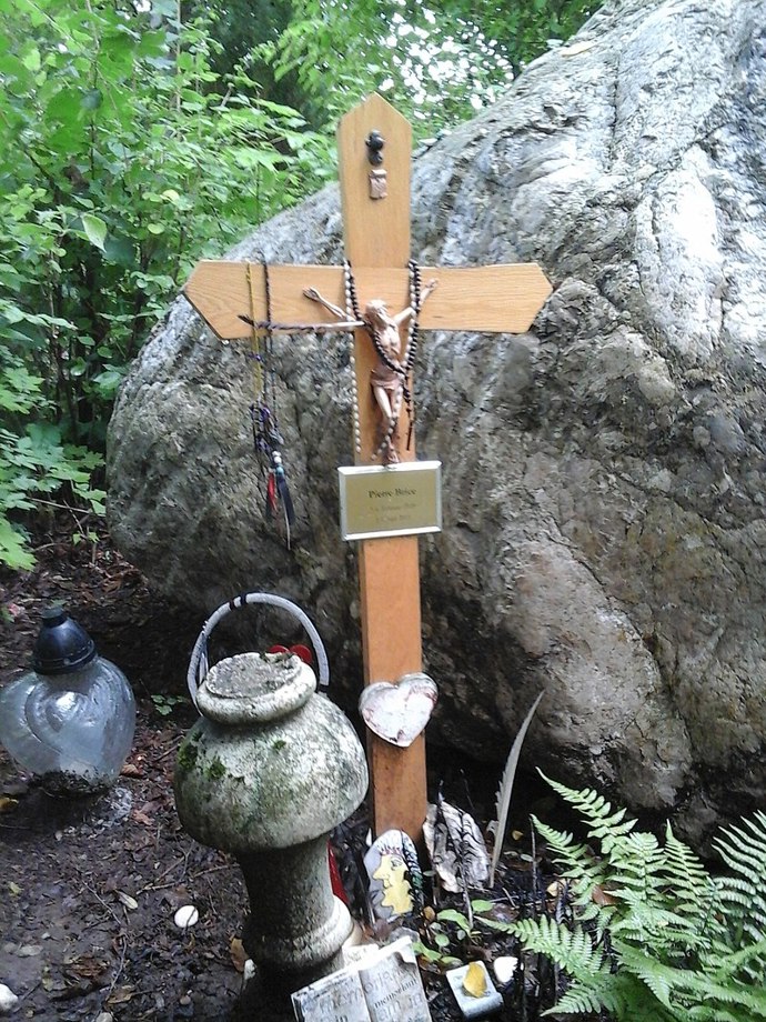 Jeho pokrevního bratra Old Shatterhanda tehdy na filmovém plátně ztvárnil americký herec Lex Barker. V dalších filmech hrál po jeho boku roli Vinnetouova přítele Old Surehanda tehdy známý holywoodský herec Stewart Granger, se kterým si ale údajně nerozuměl, zatímco s Barkerem ano a dokonce se s ním i spřátelil.