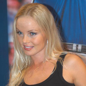 Finančně ji situace ale neuspokojovala, a tak se rozhodla pro kariéru v modelingu, která by mohla být slibnější. Rychle se zavedla ve focení spodního prádla a začala fotit akty. 