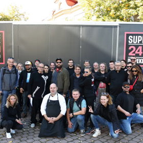 Během 24 hodin si bere se svým týmem restauraci do vlastních rukou od kuchyně až po redesign interiéru. 